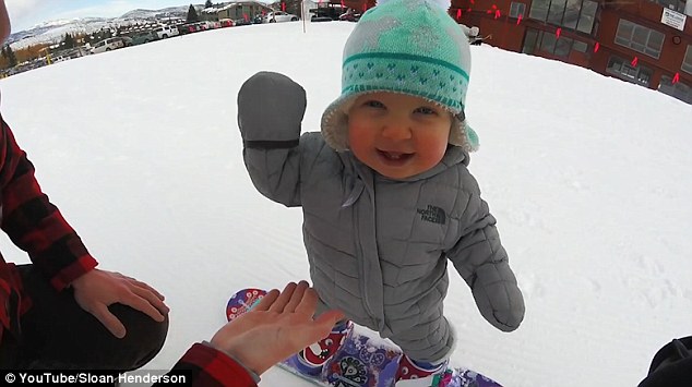 bebe hace snowboard