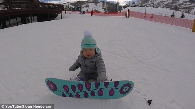 bebe hace snowboard