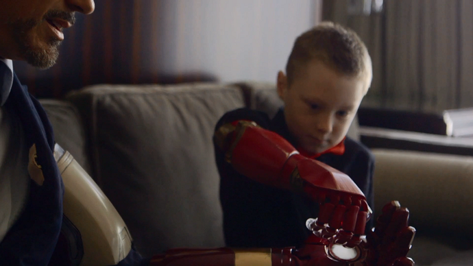 Brazos bionicos de superheroe para niños