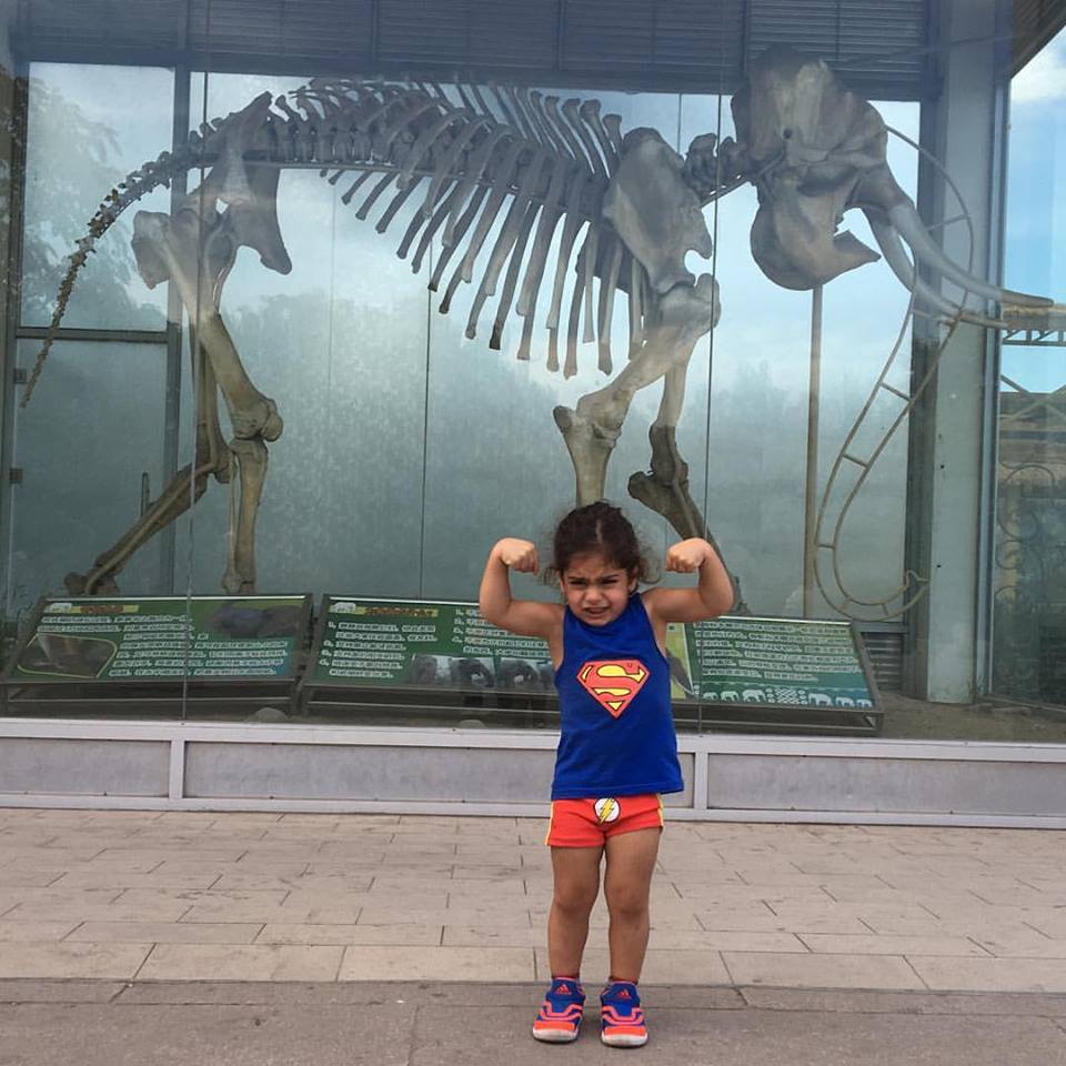 Niño gimnasta de 3 años