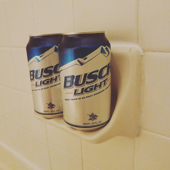 Aficionados a beber cerveza en la ducha 