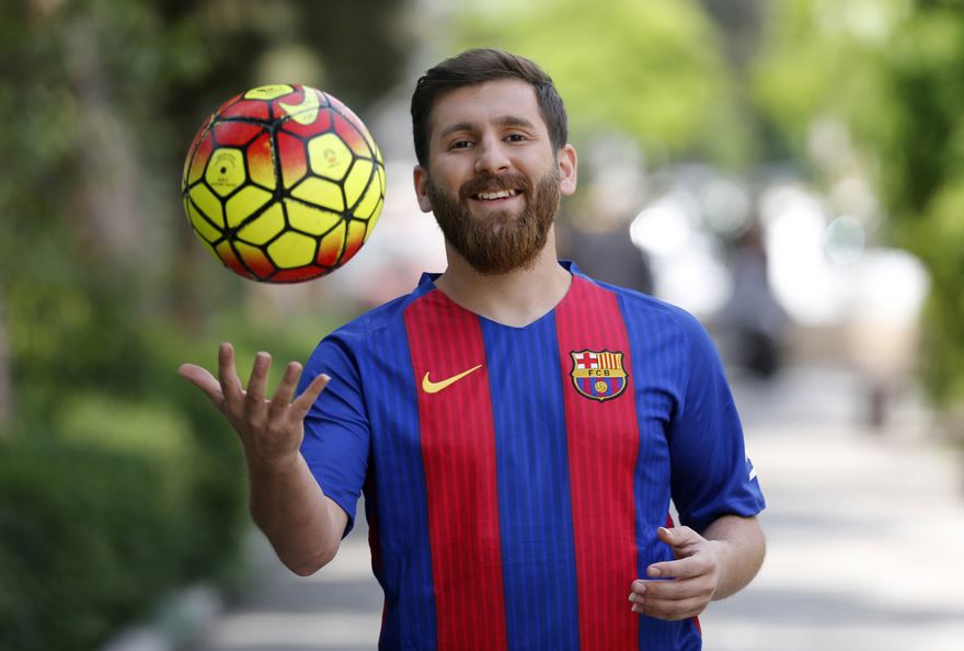 Detienen a un hombre por se igual que Messi