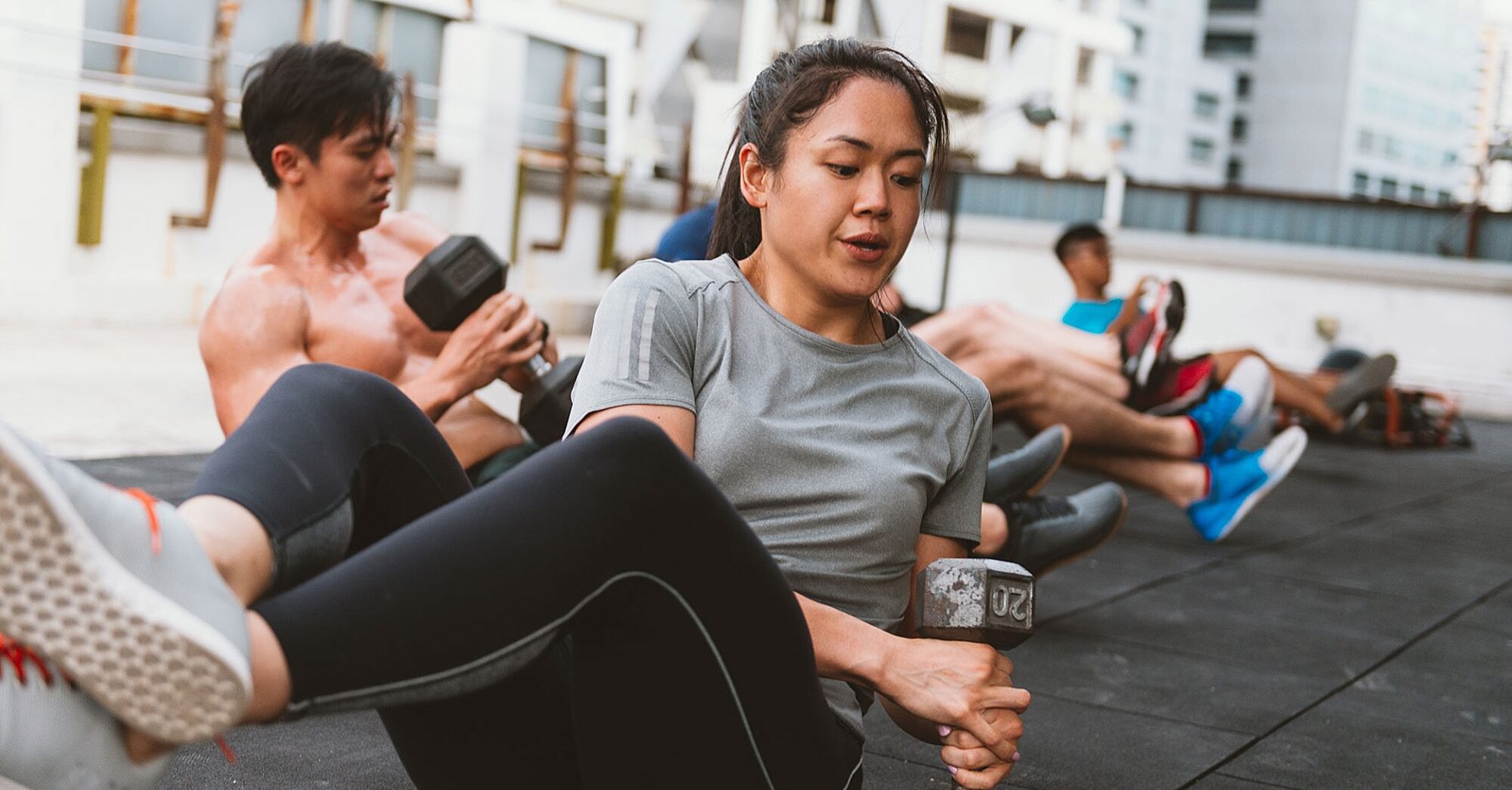 Entrenamiento de abdominales con pesos para un núcleo sólido como una roca