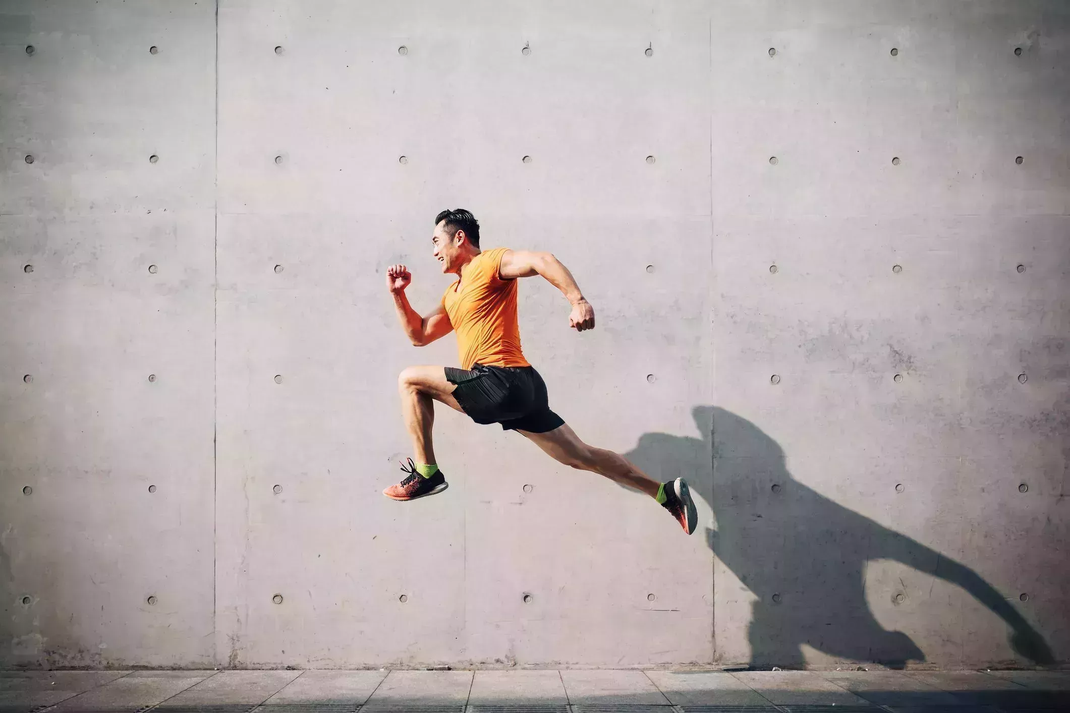 Running jump. Бег картинки. Человек бежит и перепрыгивает. Прыжок выше головы. Бегун прыгает.