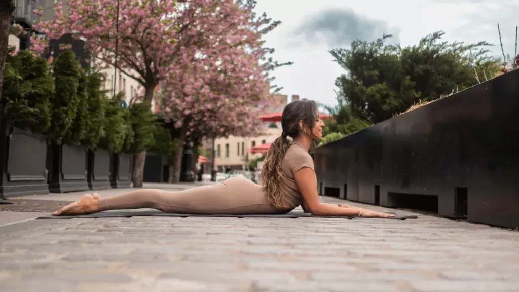 Una práctica de yoga matutina de 10 minutos para la zona lumbar