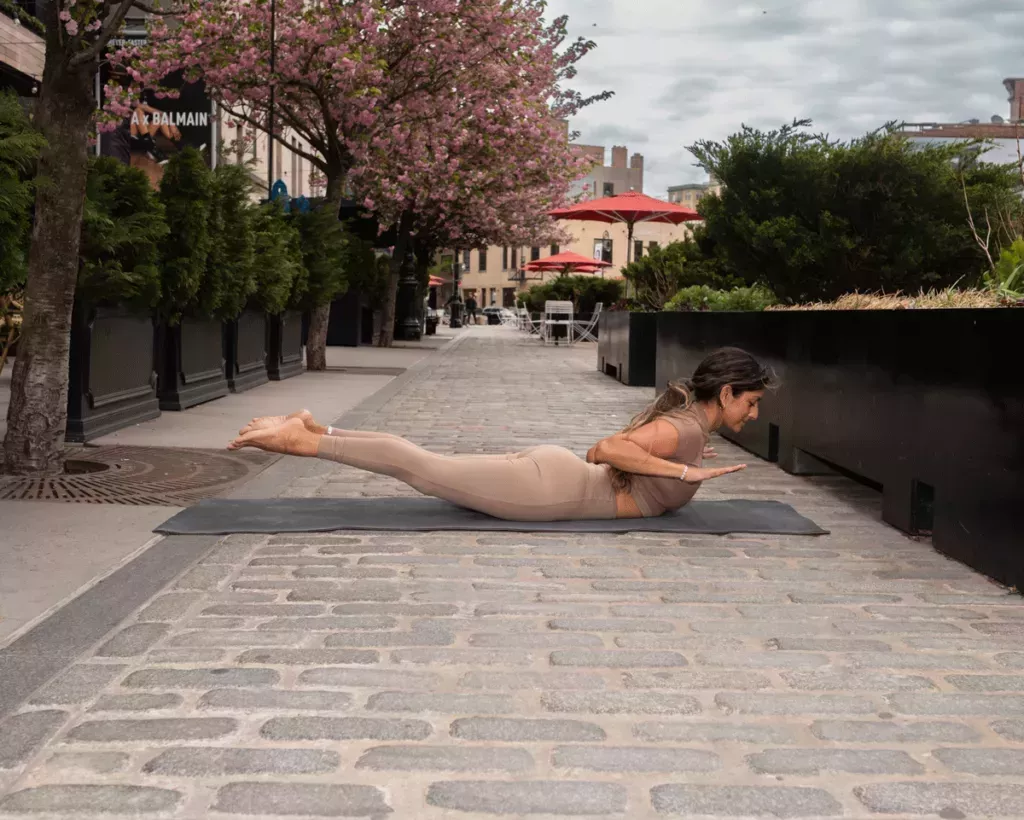 Una práctica de yoga matutina de 10 minutos para la zona lumbar