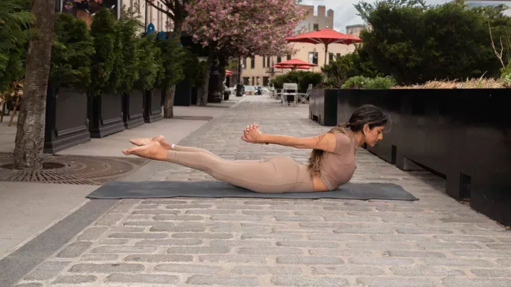 Una práctica de yoga matutina de 10 minutos para la zona lumbar