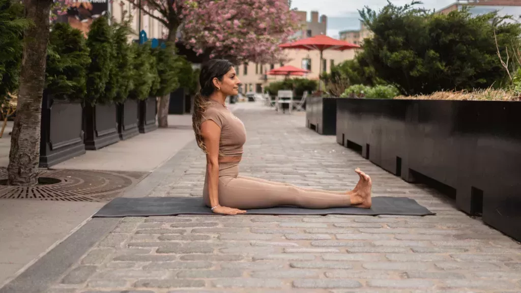 Una práctica de yoga matutina de 10 minutos para la zona lumbar