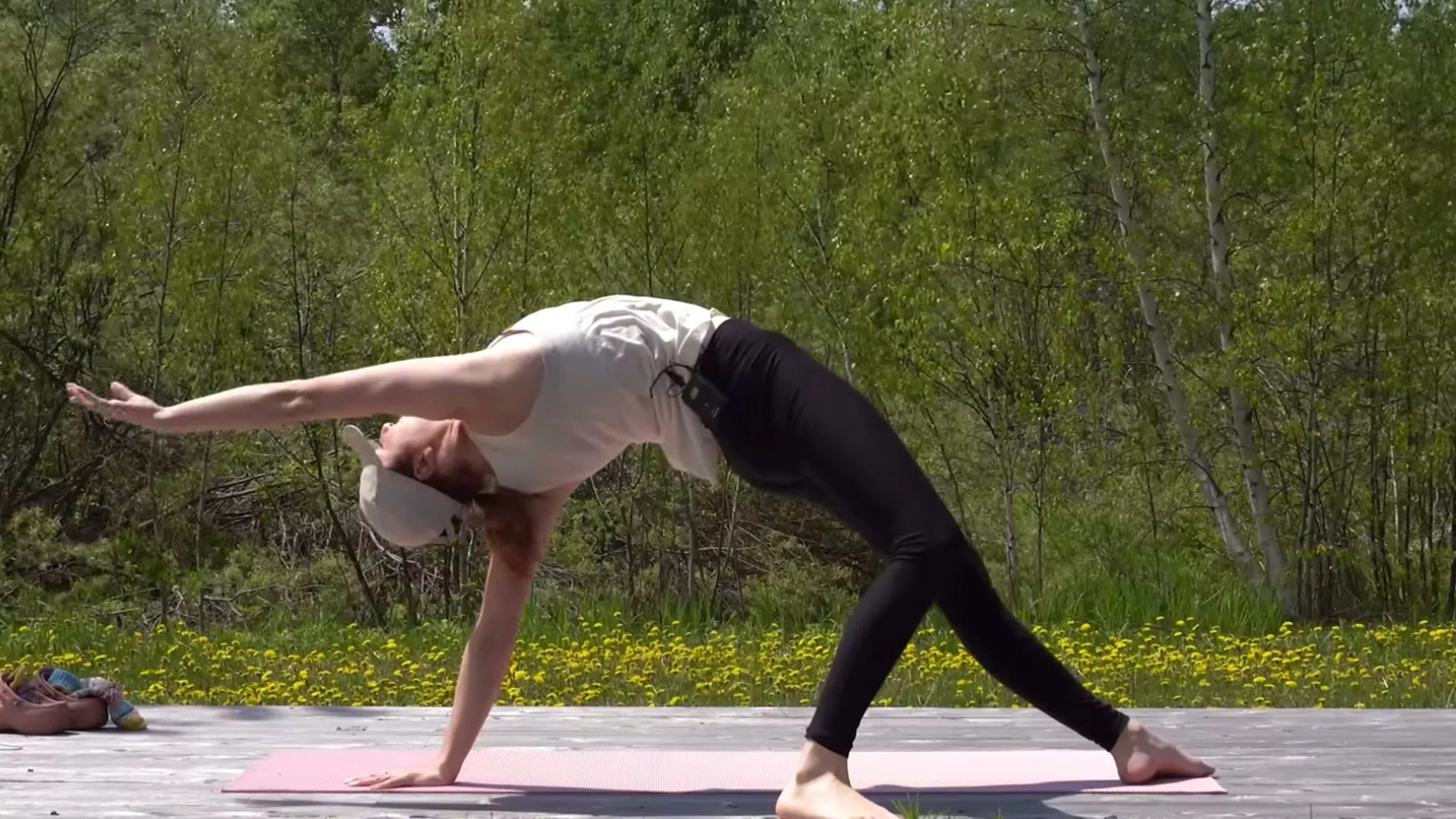 Práctica de yoga de 15 minutos para alinearse con el signo creativo e intelectual de Géminis