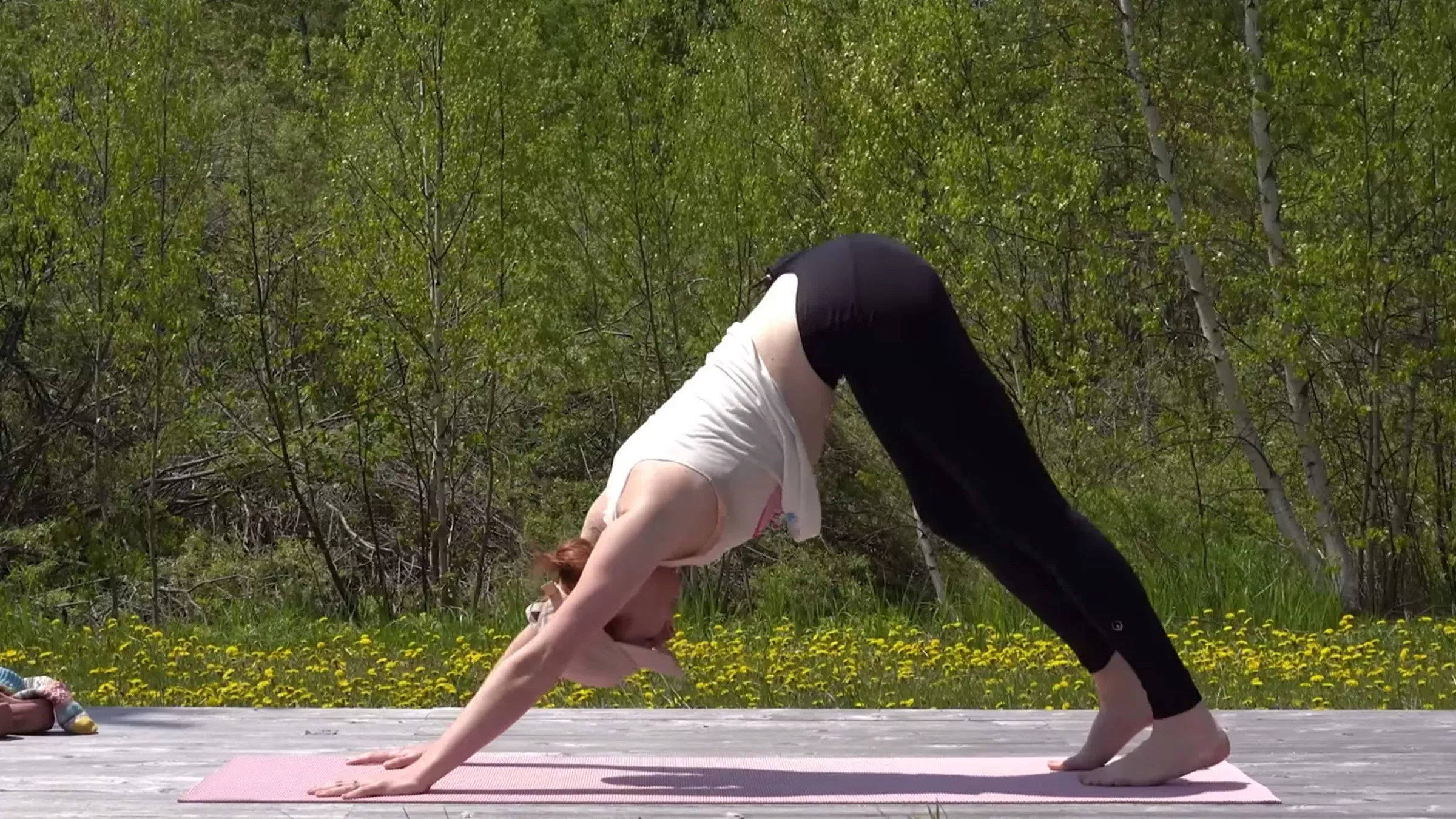 Práctica de yoga de 15 minutos para alinearse con el signo creativo e intelectual de Géminis