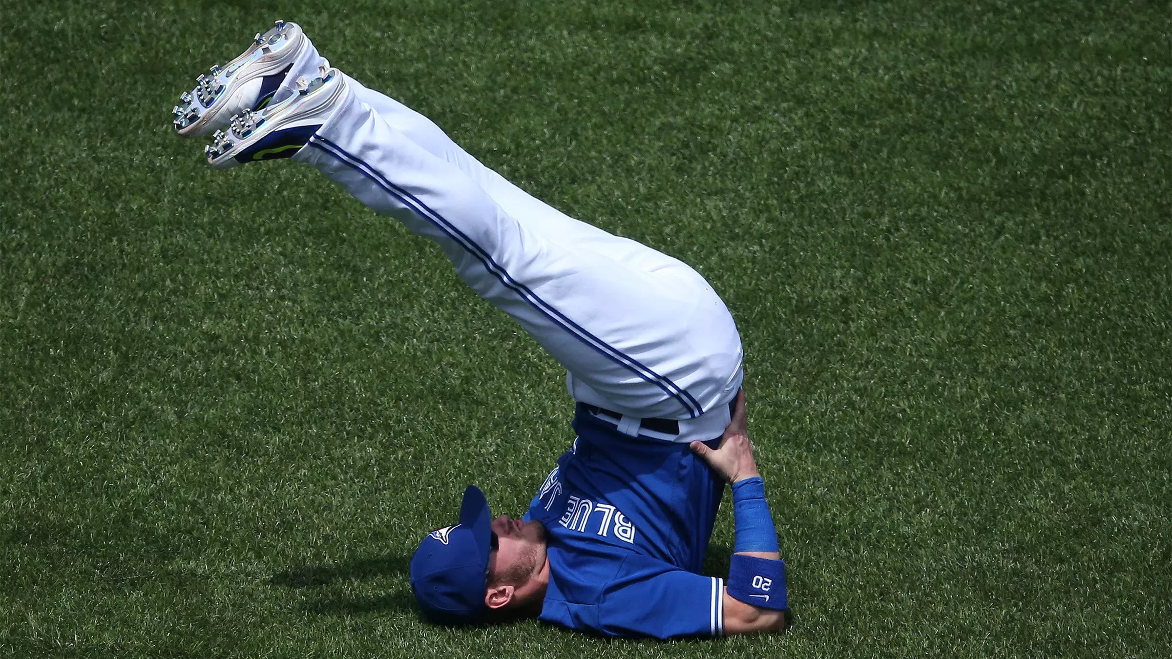 ¿Alguien se ha dado cuenta de que los estiramientos de béisbol se parecen MUCHO a las posturas de yoga? Nosotros sí.