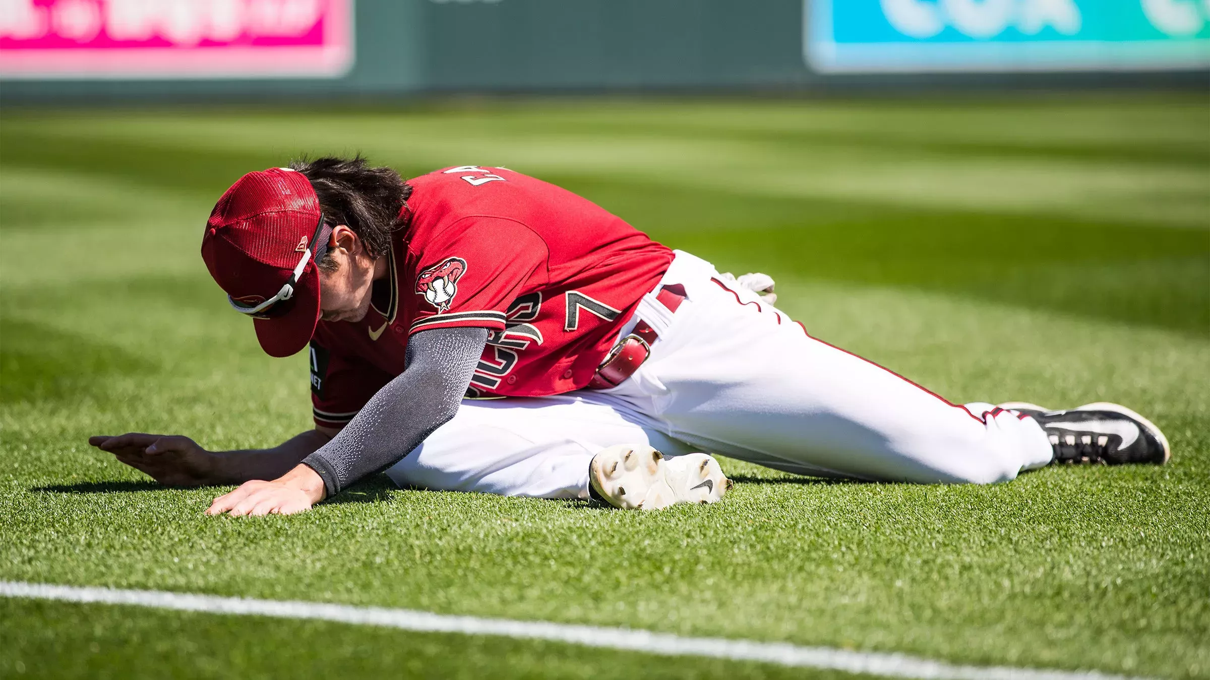 ¿Alguien se ha dado cuenta de que los estiramientos de béisbol se parecen MUCHO a las posturas de yoga? Nosotros sí.