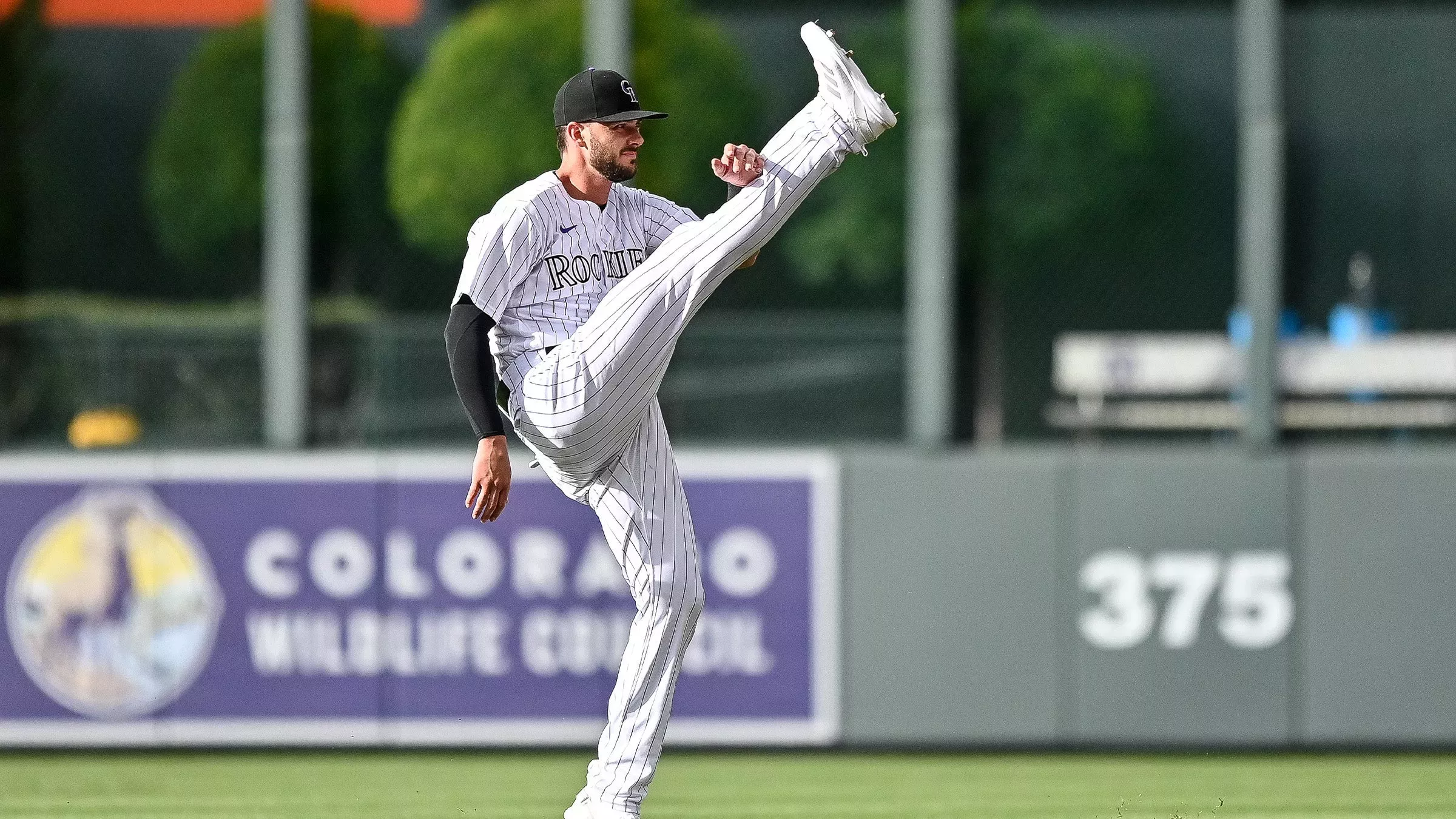 ¿Alguien se ha dado cuenta de que los estiramientos de béisbol se parecen MUCHO a las posturas de yoga? Nosotros sí.