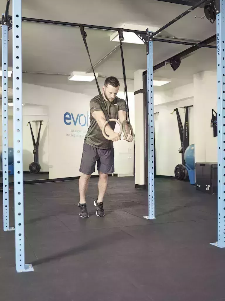 Ejercicios de abdominales con el entrenador de suspensión para un tronco fuerte como una roca