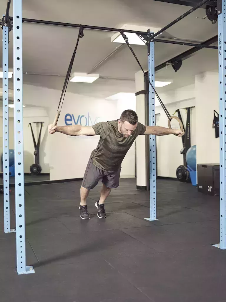 Ejercicios de abdominales con el entrenador de suspensión para un tronco fuerte como una roca