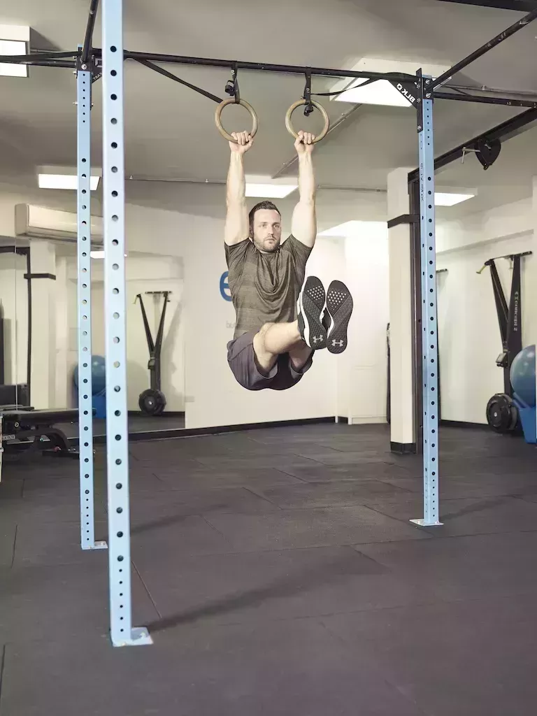 Ejercicios de abdominales con el entrenador de suspensión para un tronco fuerte como una roca