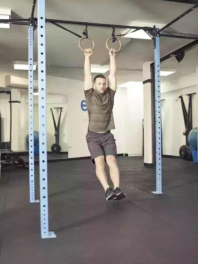 Ejercicios de abdominales con el entrenador de suspensión para un tronco fuerte como una roca