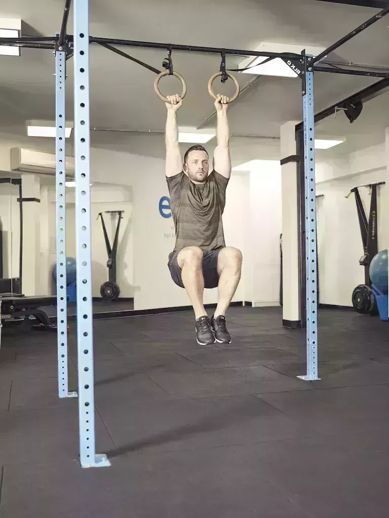 Ejercicios de abdominales con el entrenador de suspensión para un tronco fuerte como una roca