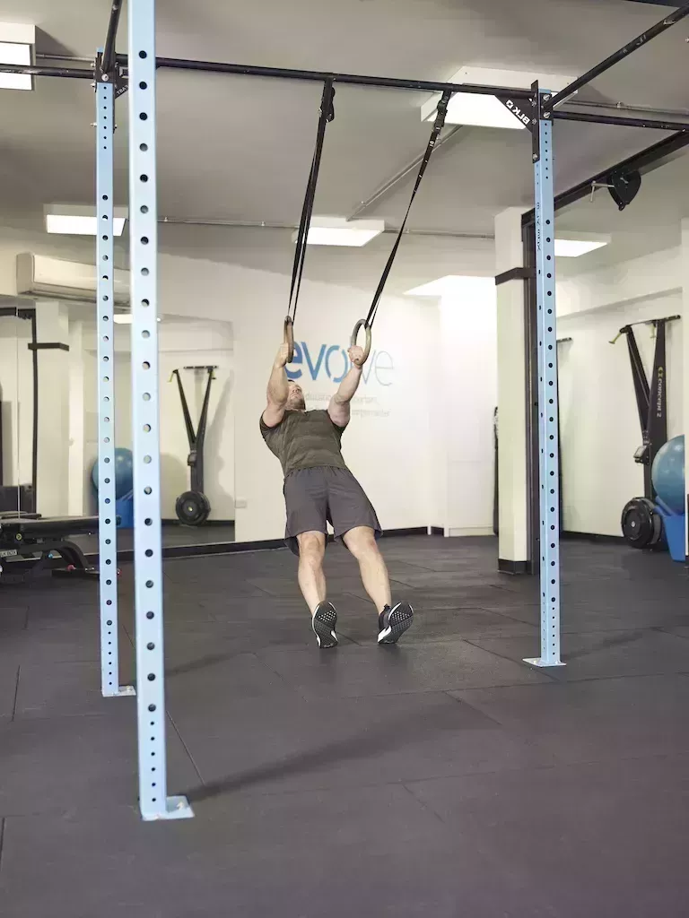 Ejercicios de abdominales con el entrenador de suspensión para un tronco fuerte como una roca