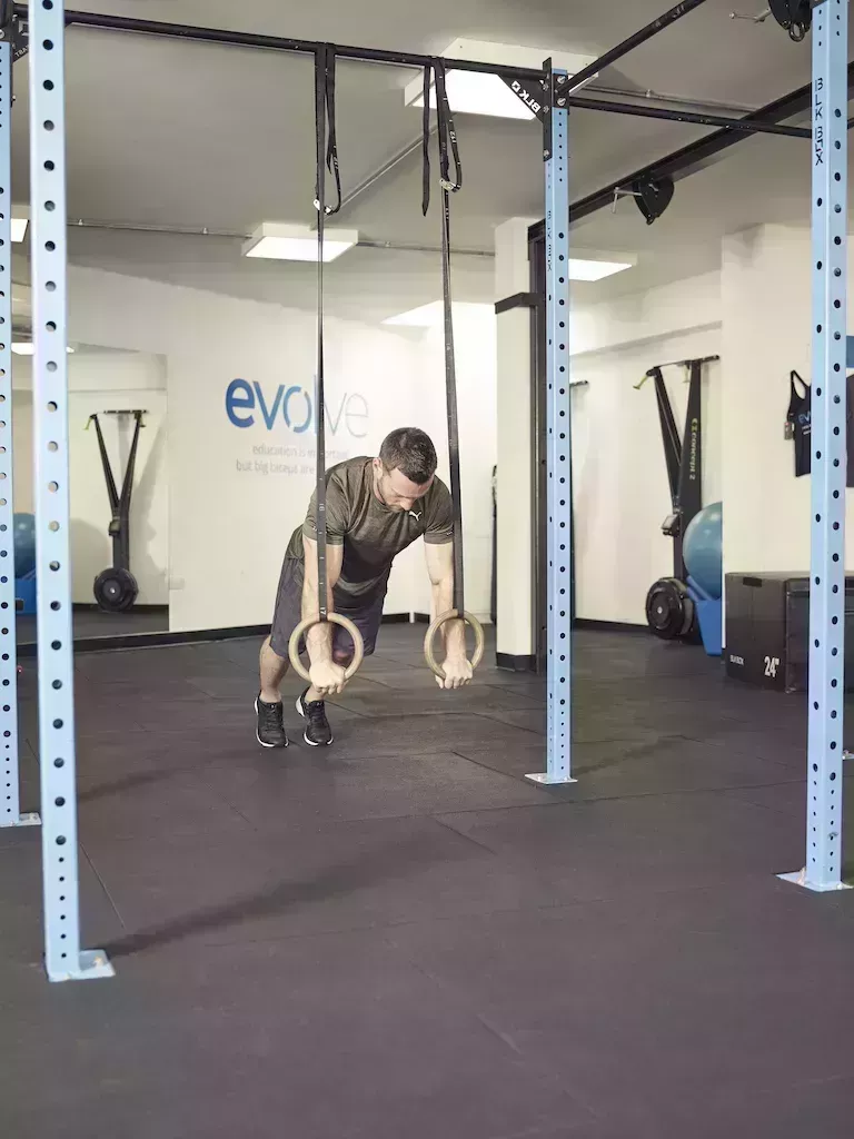 Ejercicios de abdominales con el entrenador de suspensión para un tronco fuerte como una roca