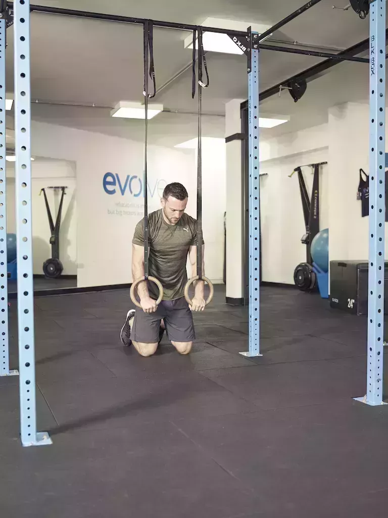 Ejercicios de abdominales con el entrenador de suspensión para un tronco fuerte como una roca