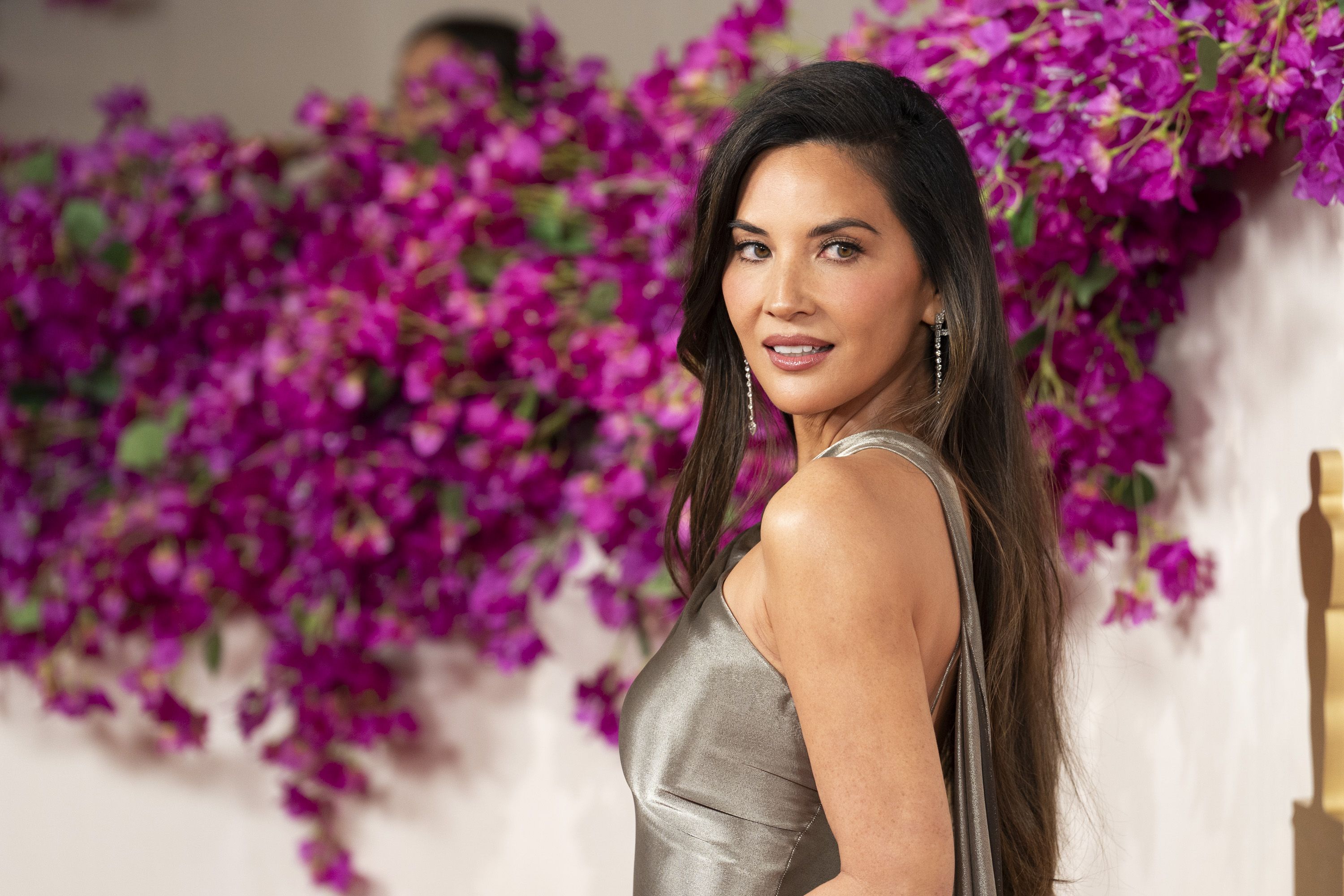 Olivia Munn interrumpió su tratamiento contra el cáncer de mama para congelar embriones con John Mulaney