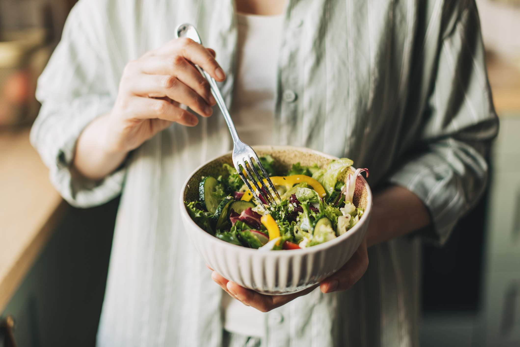 ¿Qué debe comer si sigue una dieta baja en carbohidratos y le ayuda realmente a perder peso? 