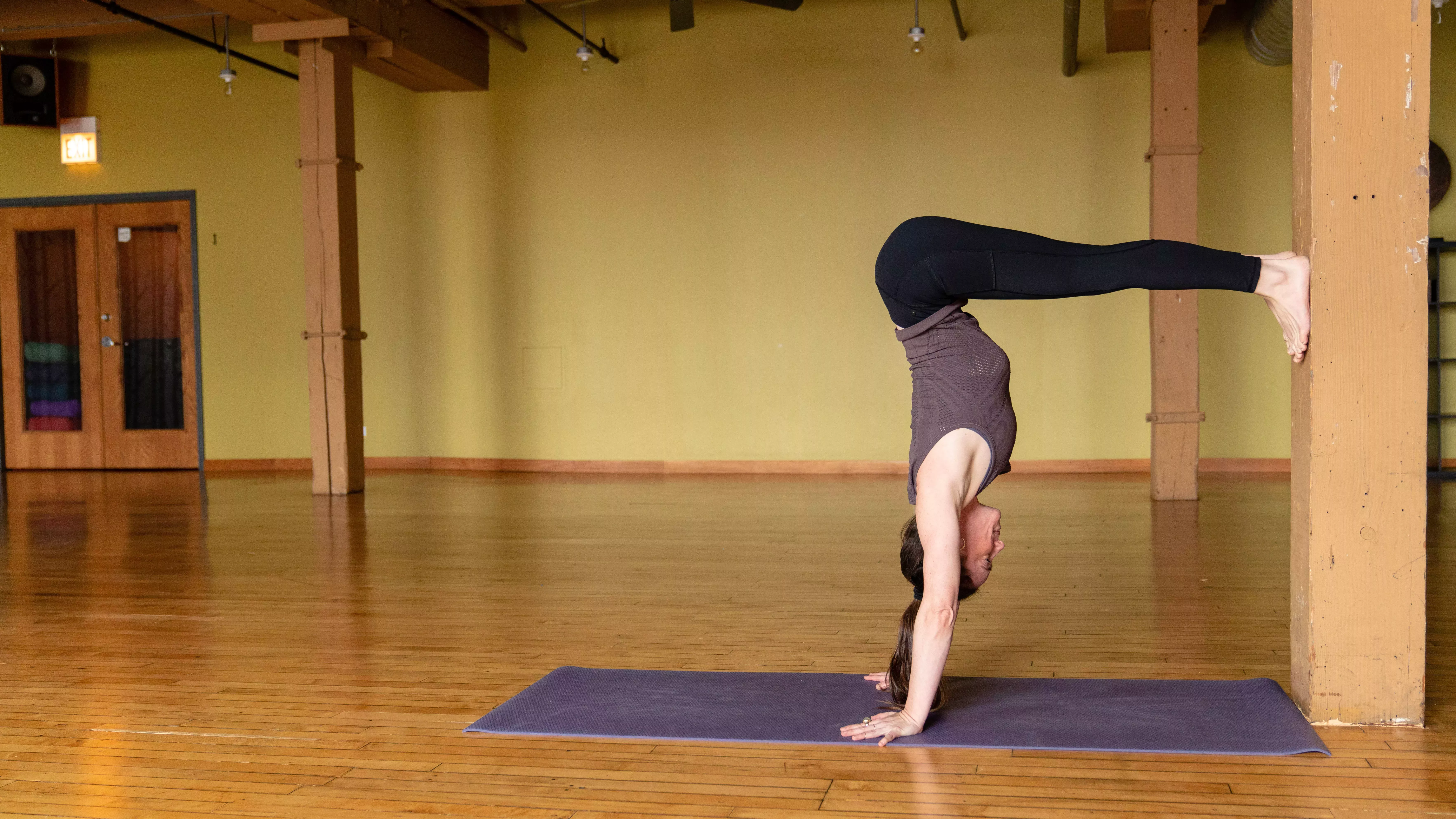 11 posturas de yoga para fortalecer todo el cuerpo