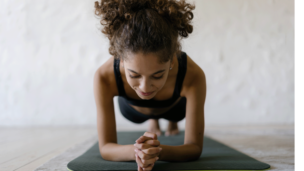 11 posturas de yoga para fortalecer todo el cuerpo