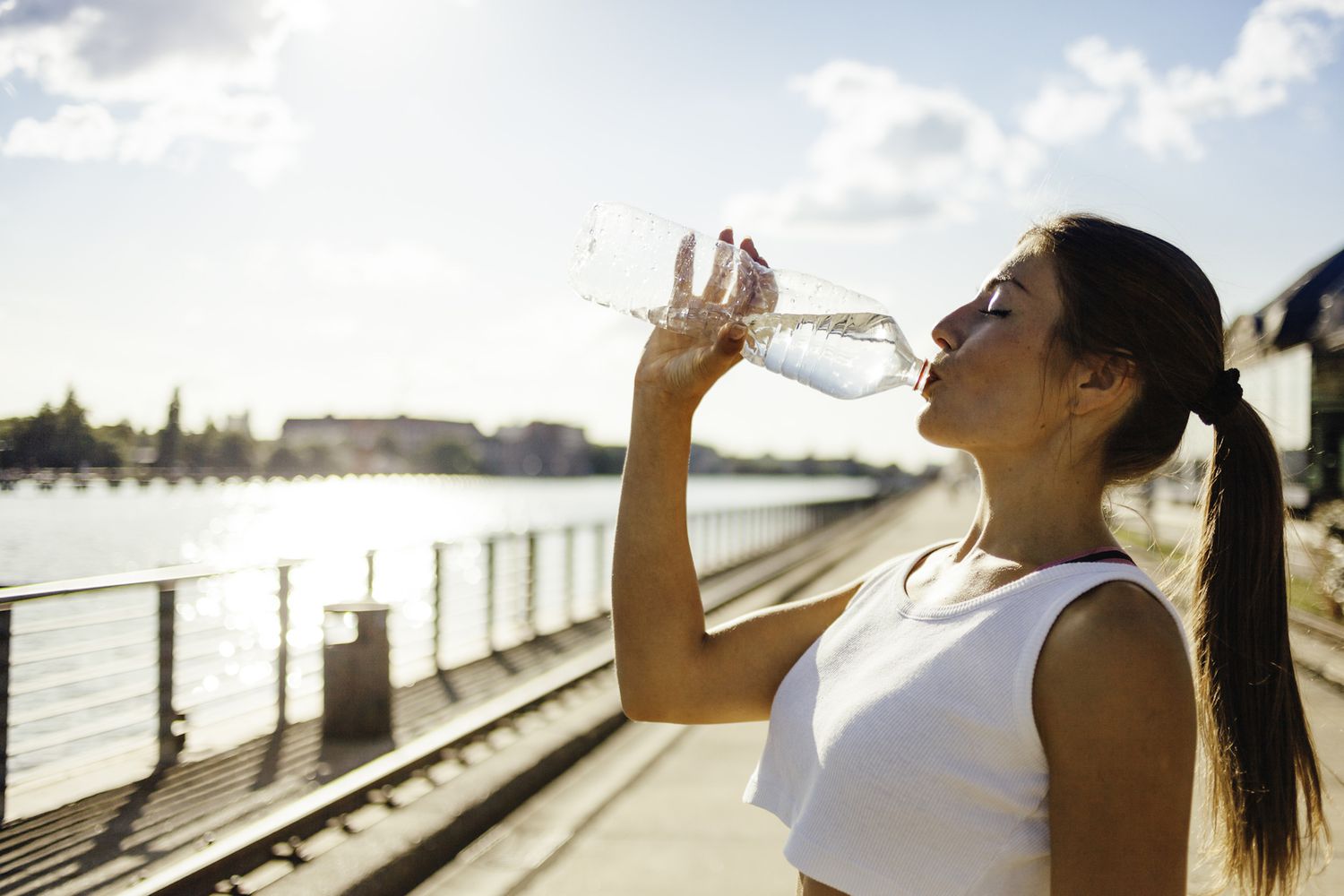 Cómo decidir si llevar agua o hacer paradas durante una carrera