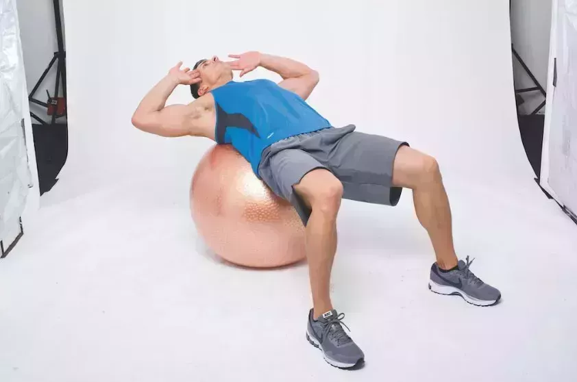 Ejercicios de abdominales con mancuernas y Gym Ball para probar en casa