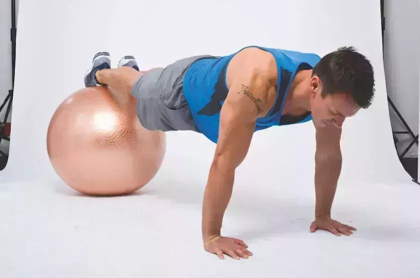 Ejercicios de abdominales con mancuernas y Gym Ball para probar en casa