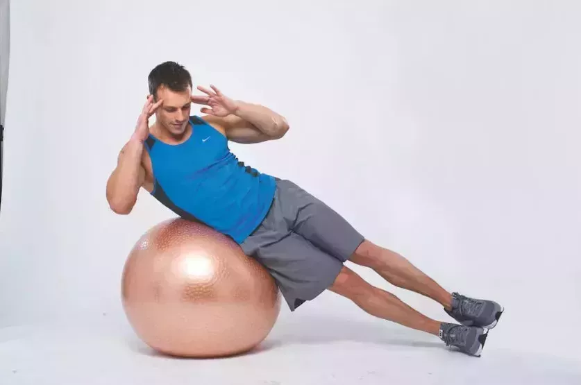 Ejercicios de abdominales con mancuernas y Gym Ball para probar en casa