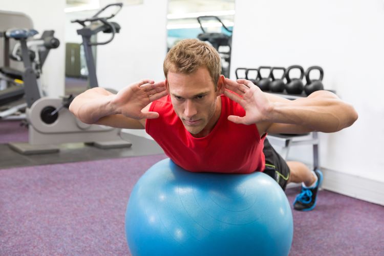 Ejercicios de abdominales con mancuernas y Gym Ball para probar en casa