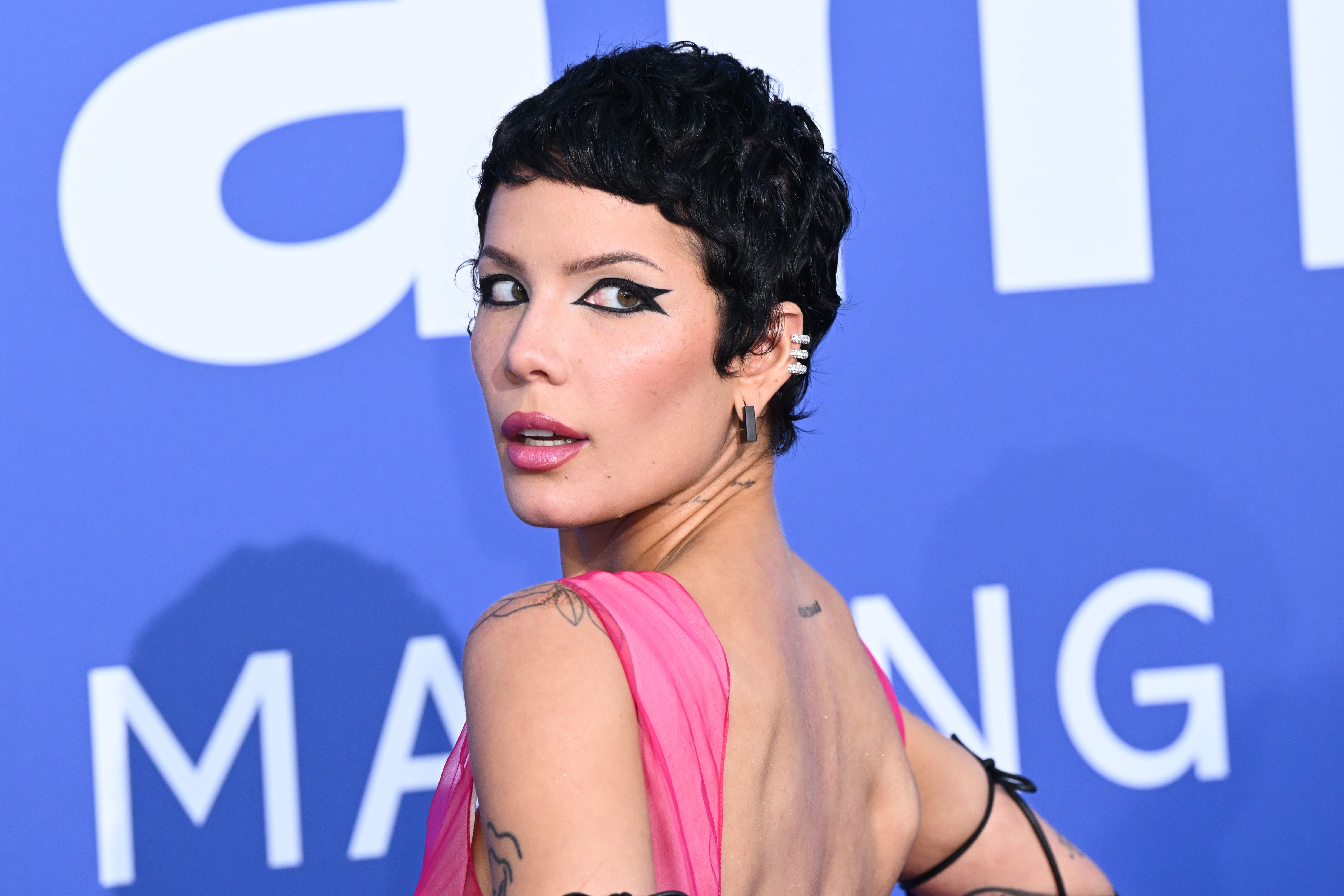 Halsey revela que le han diagnosticado lupus y un trastorno linfoproliferativo