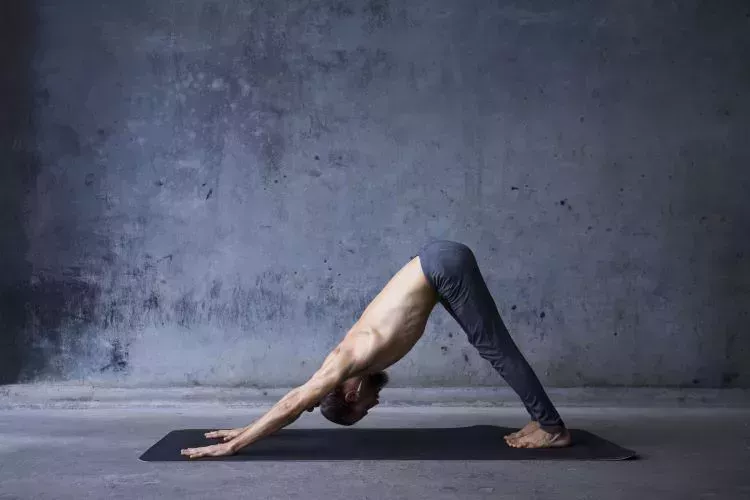 ¿Le estresan los euros? Hay una postura de yoga para eso