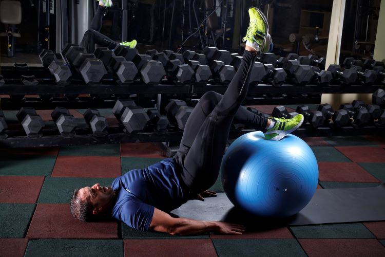 Ponte en forma en 15 minutos con esta rápida sesión de ejercicios con balón