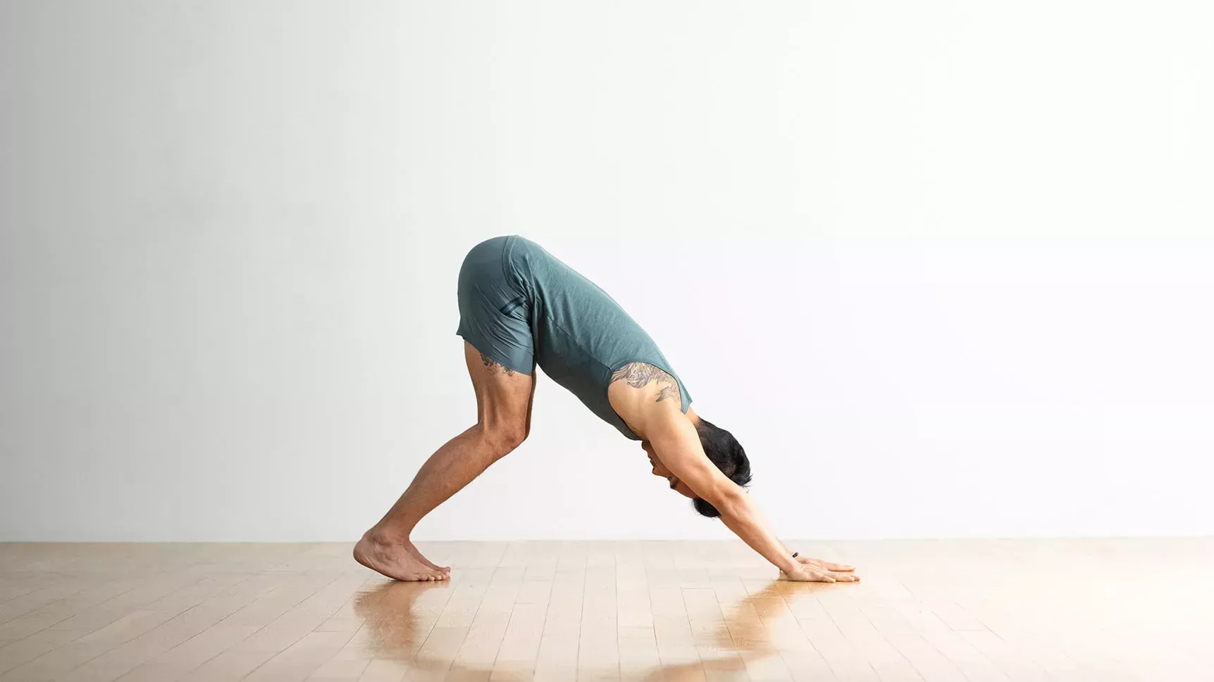 20 trucos para practicar yoga si tienes los isquiotibiales (insoportablemente) tensos