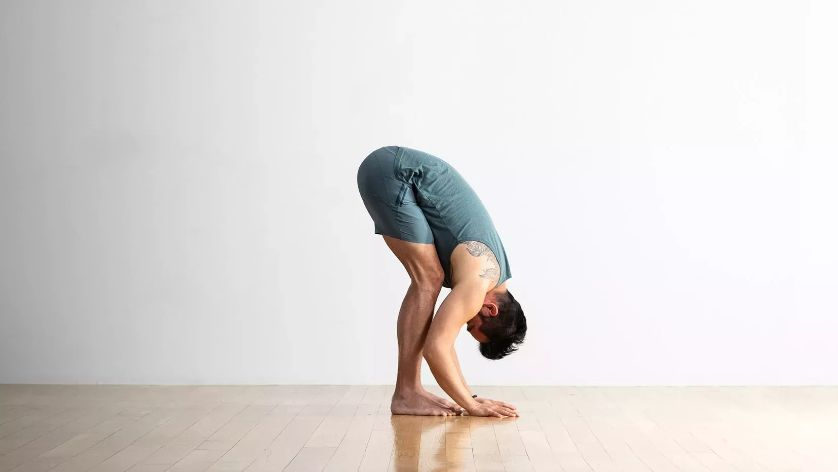 20 trucos para practicar yoga si tienes los isquiotibiales (insoportablemente) tensos