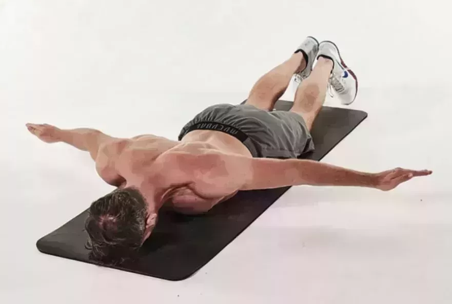 Este circuito de diez movimientos trabaja tus abdominales desde todos los ángulos