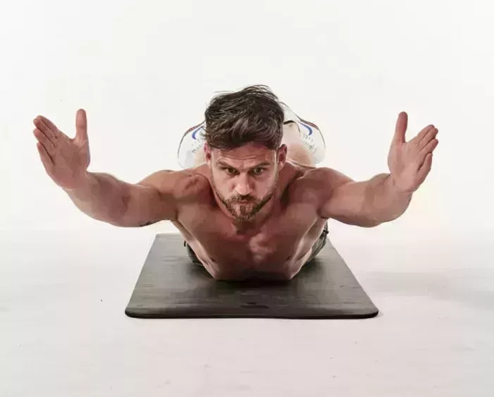 Este circuito de diez movimientos trabaja tus abdominales desde todos los ángulos