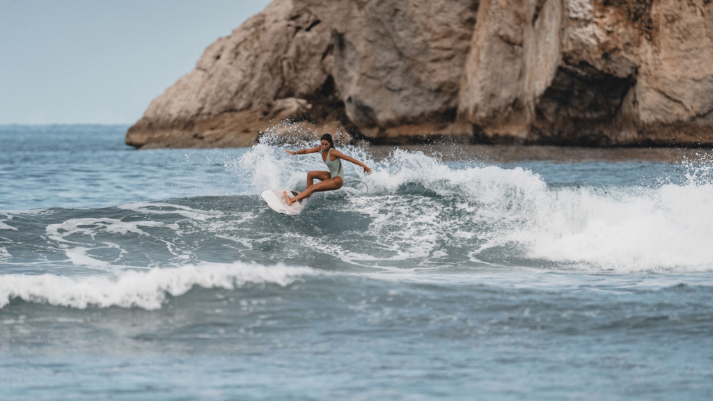 Nunca esperé que el surf fuera fácil. Pero me sorprendió lo parecido que era al yoga.