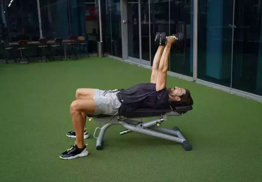 Prueba este entrenamiento de tríceps con mancuernas para unos brazos más definidos