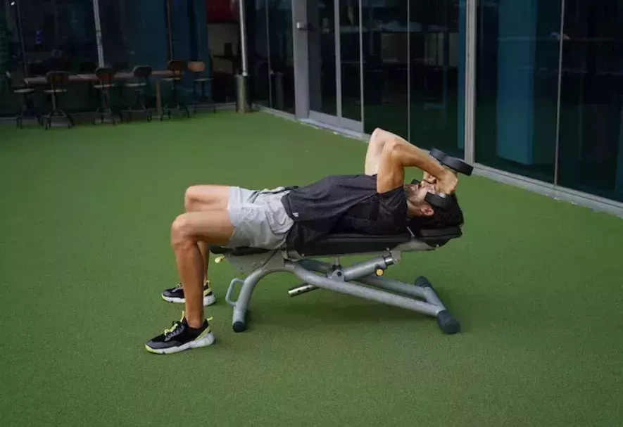 Prueba este entrenamiento de tríceps con mancuernas para unos brazos más definidos