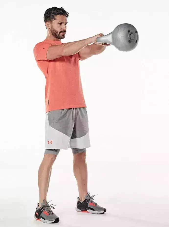 Prueba este entrenamiento HIIT con kettlebell para quemar grasa y conseguir una explosión de todo el cuerpo