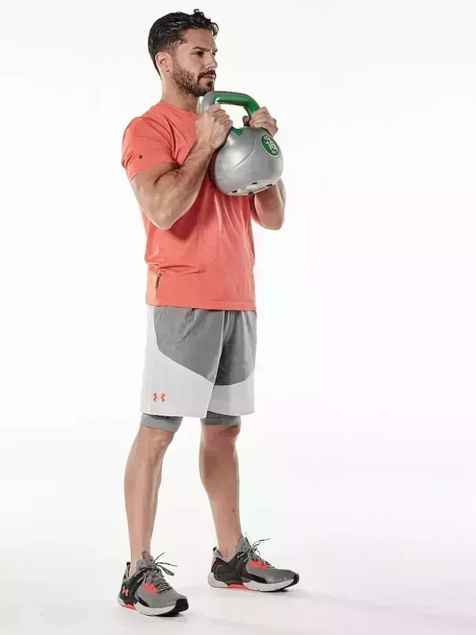 Prueba este entrenamiento HIIT con kettlebell para quemar grasa y conseguir una explosión de todo el cuerpo