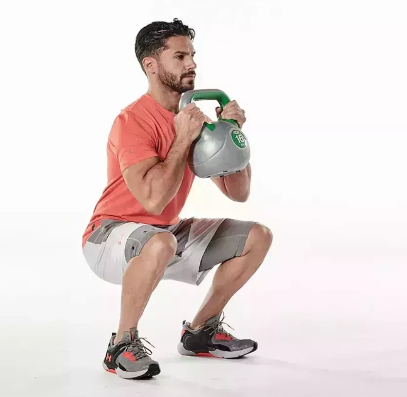 Prueba este entrenamiento HIIT con kettlebell para quemar grasa y conseguir una explosión de todo el cuerpo