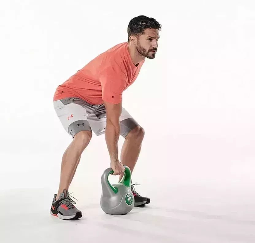 Prueba este entrenamiento HIIT con kettlebell para quemar grasa y conseguir una explosión de todo el cuerpo