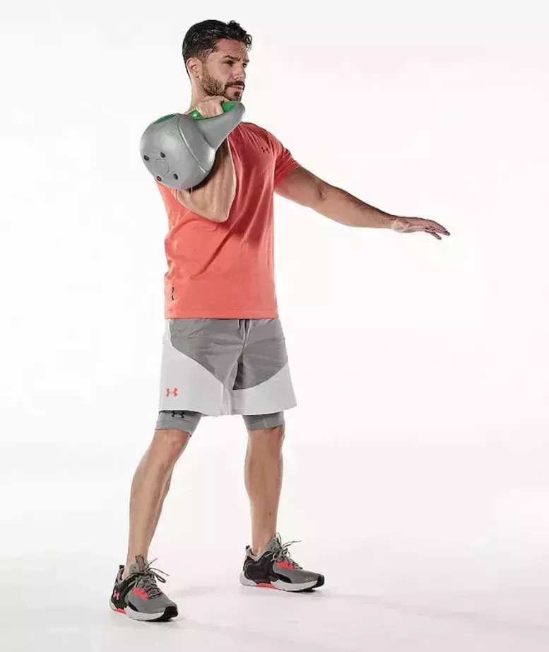 Prueba este entrenamiento HIIT con kettlebell para quemar grasa y conseguir una explosión de todo el cuerpo