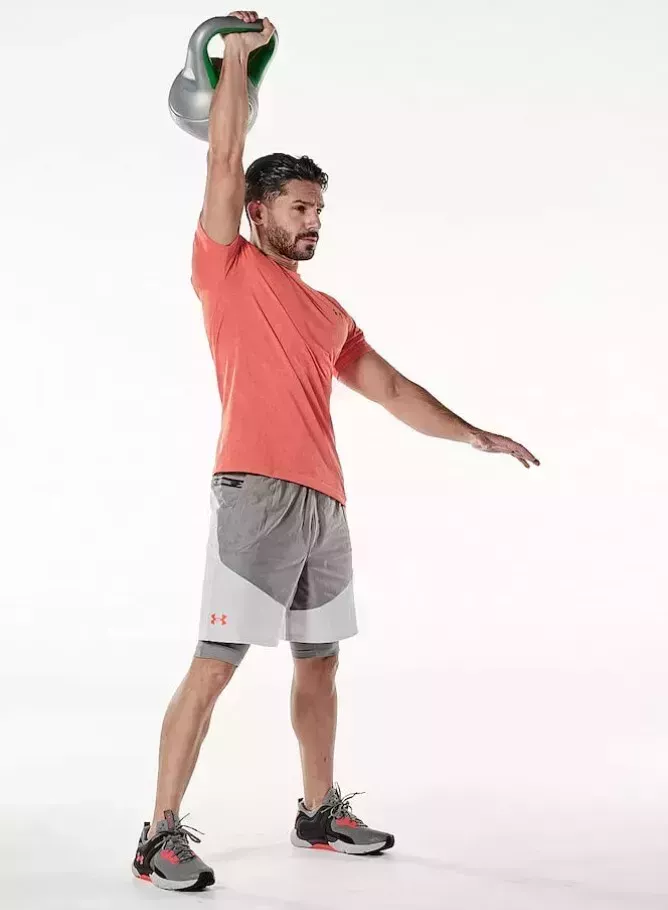 Prueba este entrenamiento HIIT con kettlebell para quemar grasa y conseguir una explosión de todo el cuerpo